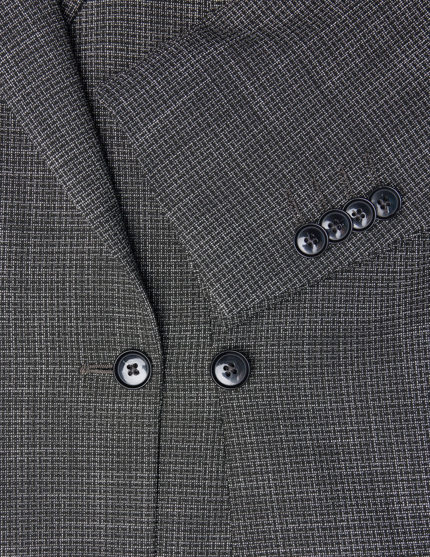 Nærbilde av en Women Nara Blazer Fitted Black Check i svart-hvitt rutemønster med svarte knapper.